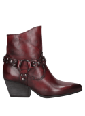 Botín de cuero burdeo para mujer, acabado pulido, correa con tachas metálicas, ideal para un estilo casual y funcional.