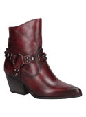 Calzado burdeo de cuero para mujer, estructura media al tobillo, correa con tachas y anillo metálico, estilo contemporáneo.
