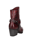 Botín de cuero burdeo para mujer con tacón ancho y bajo, correa ajustable con tachas, estilo robusto y moderno.