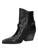 Botín de cuero negro con estructura media hasta el tobillo, detalles modernos en tachas y correa metálica decorativa.