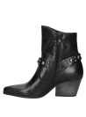 Calzado negro de cuero con correa y anillo metálico, estilo robusto para mujer, ideal para outfits contemporáneos.