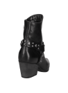 Botín negro de cuero para mujer con diseño vaquero, tachas metálicas en la correa, ideal para un look casual moderno.