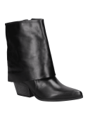 Elegante bota negra de cuero para mujer, con puntera ligeramente apuntada que aporta un toque chic.