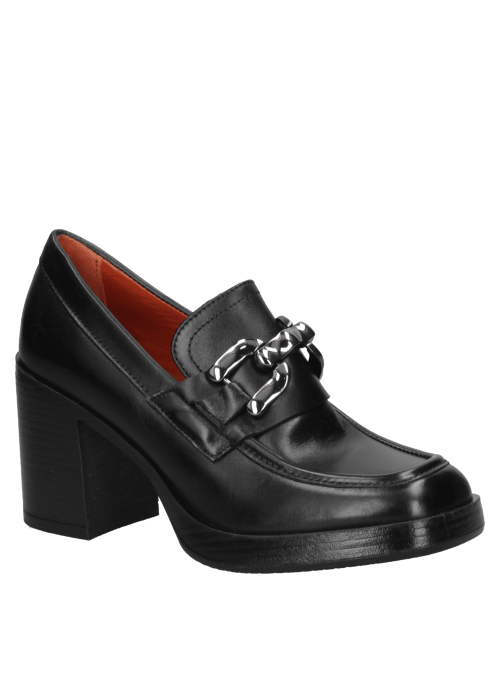 Calzado tipo mocasín negro para mujer, con diseño versátil y práctico, sin amarras, para uso diario o eventos casuales.