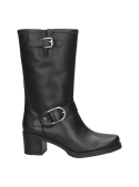 Bota de cuero negro con hebillas decorativas, estilo casual para mujer, combinando estética y funcionalidad.