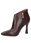 Botín de cuero café, superficie lisa y acabado pulido, aporta un toque chic y refinado al atuendo.