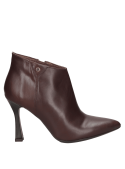 Botín de cuero café, puntera levemente afilada que añade modernidad, perfecto para un look sofisticado.