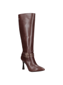 Elegante bota de cuero café para mujer, con tacón alto que estiliza la figura y caña alta que complementa el diseño.
