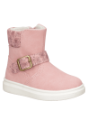 Bota rosada casual para niña con diseño robusto, cierre lateral y hebilla decorativa, ideal para días fríos.