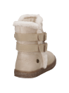 Bota beige con correas y hebillas metálicas, suela gruesa texturizada que mejora tracción en superficies resbaladizas.