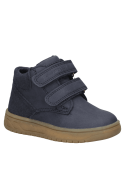 Botín azul para niño con lengüeta acolchada que añade confort adicional, perfecto para uso diario y actividades activas.