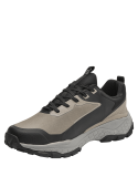 Zapatilla taupe de trail running para hombre, con diseño de letras grandes en el costado que realza su estilo.