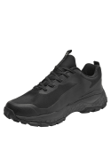 Zapatilla negra de trail running, suela optimizada para agarre en distintos terrenos, ideal para actividades al aire libre.