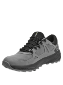 Zapatilla gris con suela de tracción agresiva, excelente agarre en terrenos irregulares y mayor estabilidad.