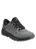 Zapatilla gris para hombre, estilo trail running, ideal para actividades al aire libre, con malla reforzada.