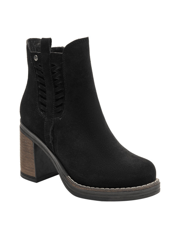 Botín Chelsea de cuero café para mujer, diseño boho-chic con caña hasta el tobillo y detalle trenzado en los laterales.