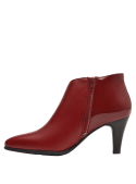 Botín elegante de cuero rojo para mujer, con detalle en charol en el talón y corte bajo sobre el tobillo.