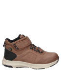 Suela gruesa con relieves mejora la tracción, ideal para trekking, con acolchado en el talón para más comodidad.