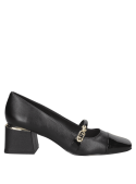 Zapato negro de cuero para mujer, diseño clásico y elegante con puntera cuadrada, ideal para ocasiones formales.