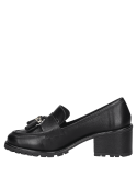Mocasín casual de cuero negro con diseño clásico y detalles decorativos, ideal para un estilo sobrio y elegante.