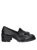 Mocasín negro de cuero para mujer con detalle de borlas y herrajes metálicos, ideal para un look casual y elegante.
