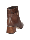 Botín de cuero café para mujer, diseño moderno con caña sobre el tobillo, perfecto para combinar funcionalidad y estilo.