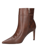 Botín café de caña media y taco alto, proporcionando soporte al tobillo y combinando bien con diversas prendas.