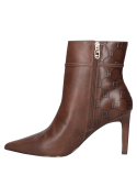 Botín de cuero café para mujer con correa decorativa y detalle metálico, aportando sofisticación al estilo casual.