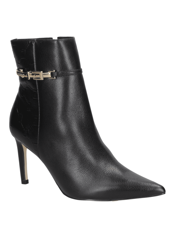 Botín femenino negro de cuero, diseño casual-formal, taco alto, aspecto refinado y moderno con detalles geométricos.