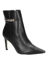 Botín femenino negro de cuero, diseño casual-formal, taco alto, aspecto refinado y moderno con detalles geométricos.