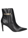 Botín de cuero negro para mujer con patrón geométrico, elegante y moderno, ideal para cualquier atuendo.