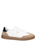 Zapatilla de cuero blanco para mujer, con cordones tradicionales y talón reforzado para un ajuste seguro y soporte adicional.