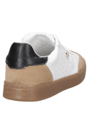 Zapatilla urbana blanca de cuero para mujer, con suela gruesa y plana que ofrece estabilidad y comodidad al caminar.