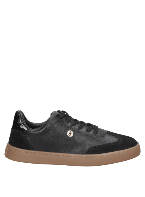 Zapatilla urbana negra de cuero para mujer, con detalles de gamuza en la punta, combinando estilo y sofisticación.