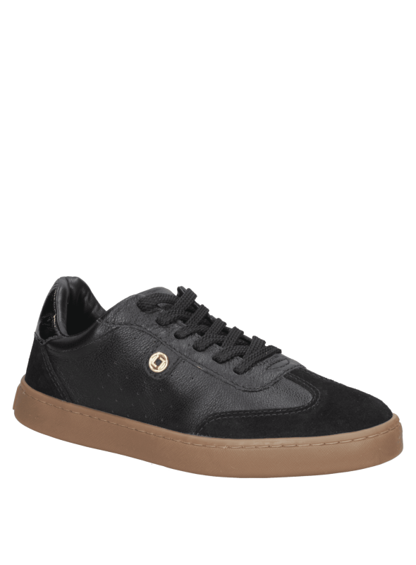 Zapatilla urbana negra de cuero para mujer, con detalles de gamuza en la punta, combinando estilo y sofisticación.