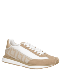 Zapatilla beige para mujer, ideal urbana, con diseño elegante que combina textiles y cuero sofisticado.