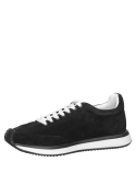 Zapatilla negra de cuero para mujer, elegante y casual, ideal para combinar con ropa deportiva o looks casuales.