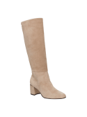 Bota de cuero beige para mujer, caña alta y textura suave tipo gamuza, perfecta para combinar con jeans o vestidos.