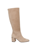 Elegante bota de caña alta beige en cuero, con taco cuadrado moderado y punta redondeada, versátil para varias ocasiones.