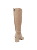 Bota beige de cuero para mujer, estilo casual, con diseño minimalista y caña alta, ideal para días fríos.