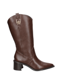 Bota vaquera de mujer en cuero café con costura visible, combinando durabilidad y diseño estilizado.
