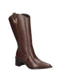 Bota vaquera de mujer en cuero café con punta aguda y caña alta, ideal para ocasiones formales o casuales.