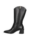 Bota de cuero negro con costura visible, diseño sofisticado y resistente, adecuada para diversos looks femeninos.