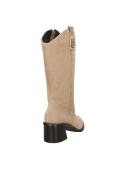 Bota vaquera beige para mujer, diseño estilizado con acabado liso y detalles que aportan durabilidad y calidad.
