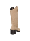 Bota vaquera beige para mujer, diseño estilizado con acabado liso y detalles que aportan durabilidad y calidad.