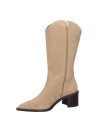 Caña alta de bota beige con costura visible, combinando funcionalidad y estilo versátil en cuero resistente.