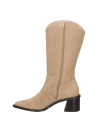 Bota de cuero beige con hebilla decorativa, estilo vaquero, proporcionando estabilidad y sofisticación al caminar.