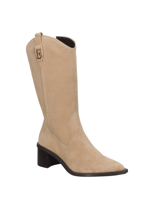 Elegante bota de caña alta beige para mujer, con punta aguda y taco bloque mediano, perfecta para diversos looks.