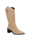 Elegante bota de caña alta beige para mujer, con punta aguda y taco bloque mediano, perfecta para diversos looks.