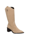 Elegante bota de caña alta beige para mujer, con punta aguda y taco bloque mediano, perfecta para diversos looks.